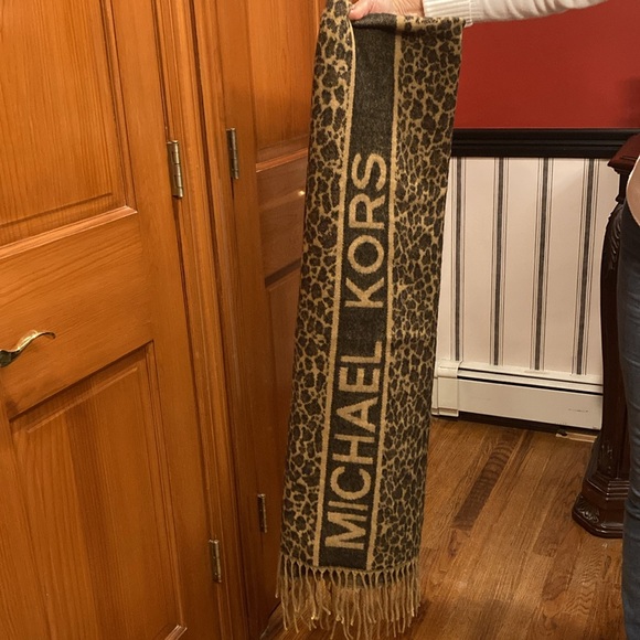NWT Michael Kors cheetah scarf - Picture 2 of 4